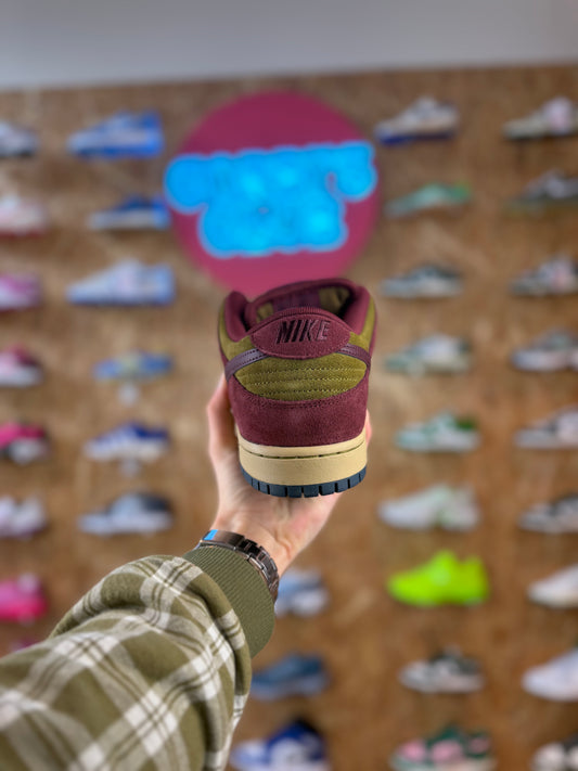 Dunk SB 'Dark Team Red Burgundy Crush'