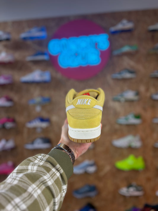 Nike Dunk SB 'Saturn Gold'