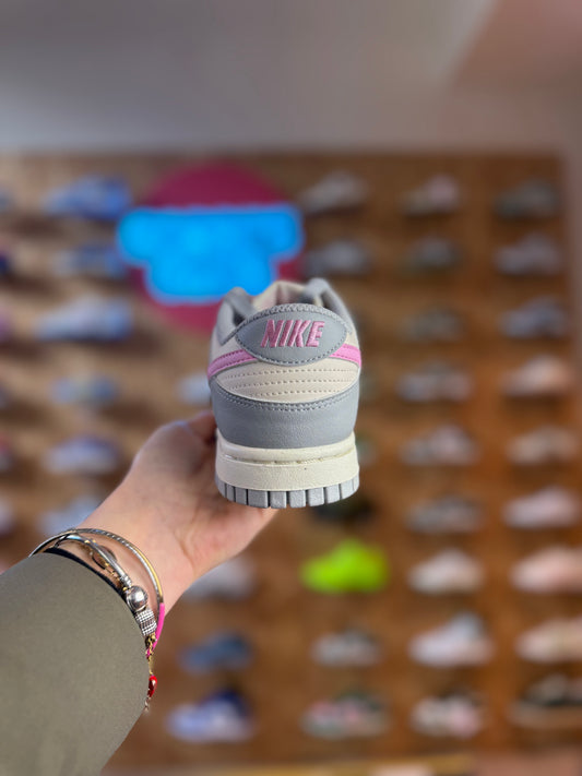 Nike Dunk 'Smoke grey pink rise'